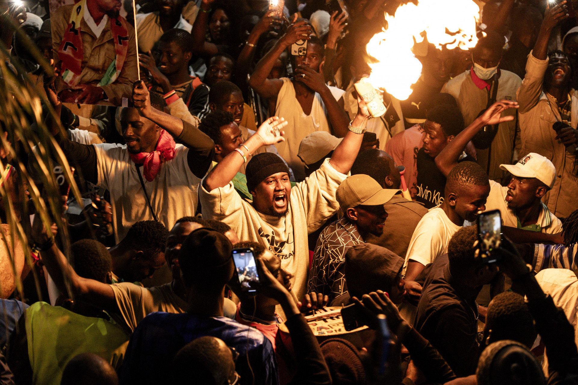 Multidão de senegaleses comemora a liberação dos líderes opositores Sonko e Faye as vésperas das eleições
 - John Wessels / AFP