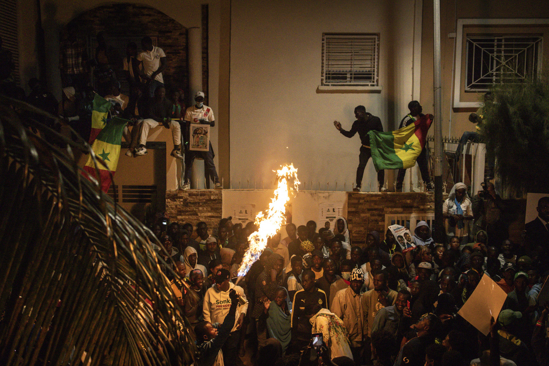 Multidão de senegaleses comemora a liberação dos líderes opositores Sonko e Faye as vésperas das eleições
 - John Wessels / AFP
