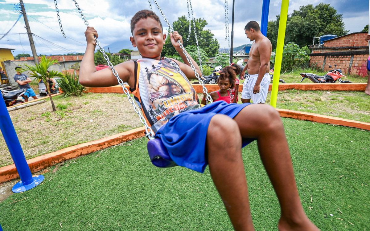 A praça é mais um atrativo para que as crianças brinquem com segurança em uma nova área de lazer