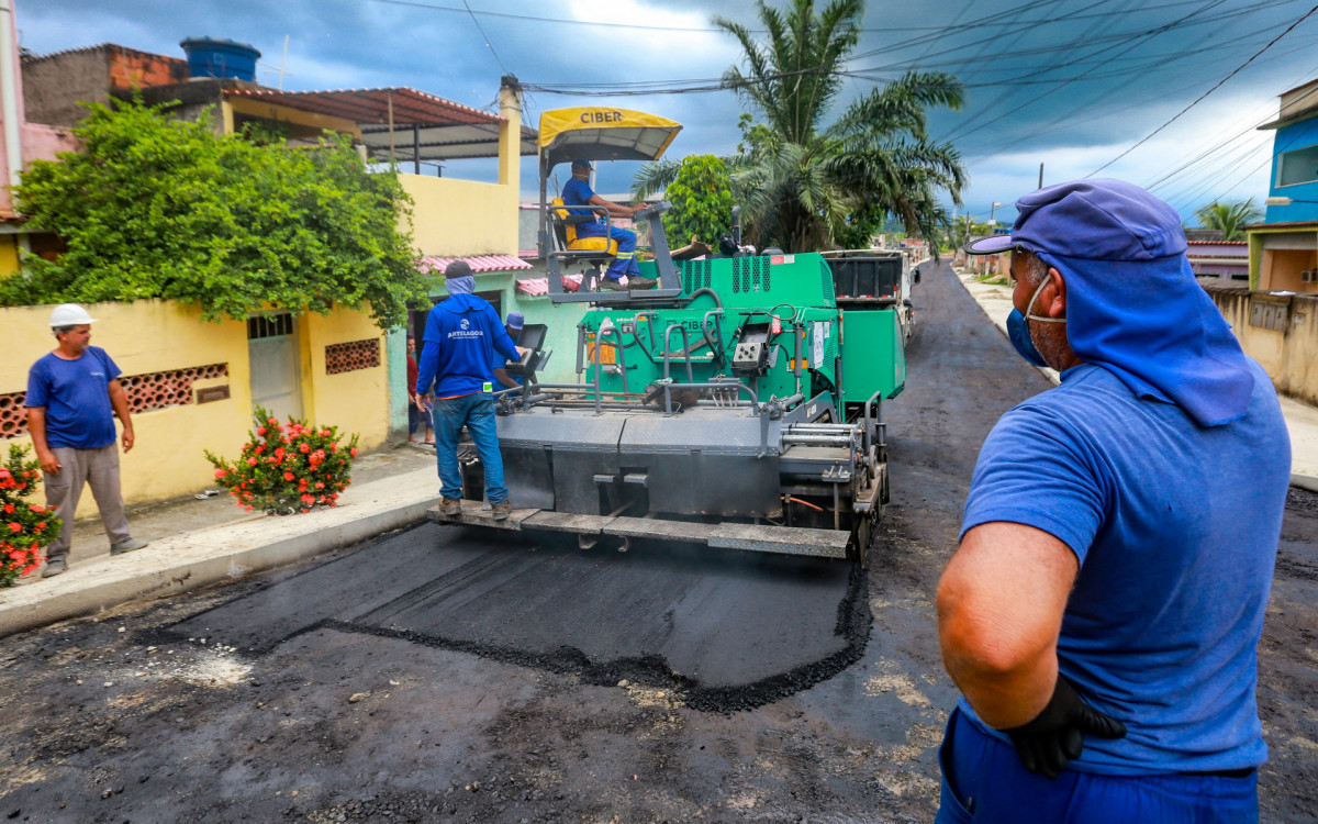 A Rua Álvares de Azevedo, uma das principais vias do bairro, foi asfaltada