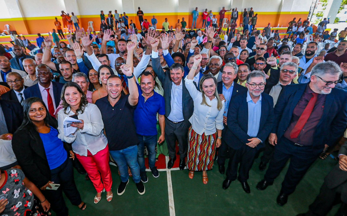 Matheus Carneiro, Waguinho, Wellington Dias, Daniela do Waguinho e André Ceciliano no encerramento do encontro