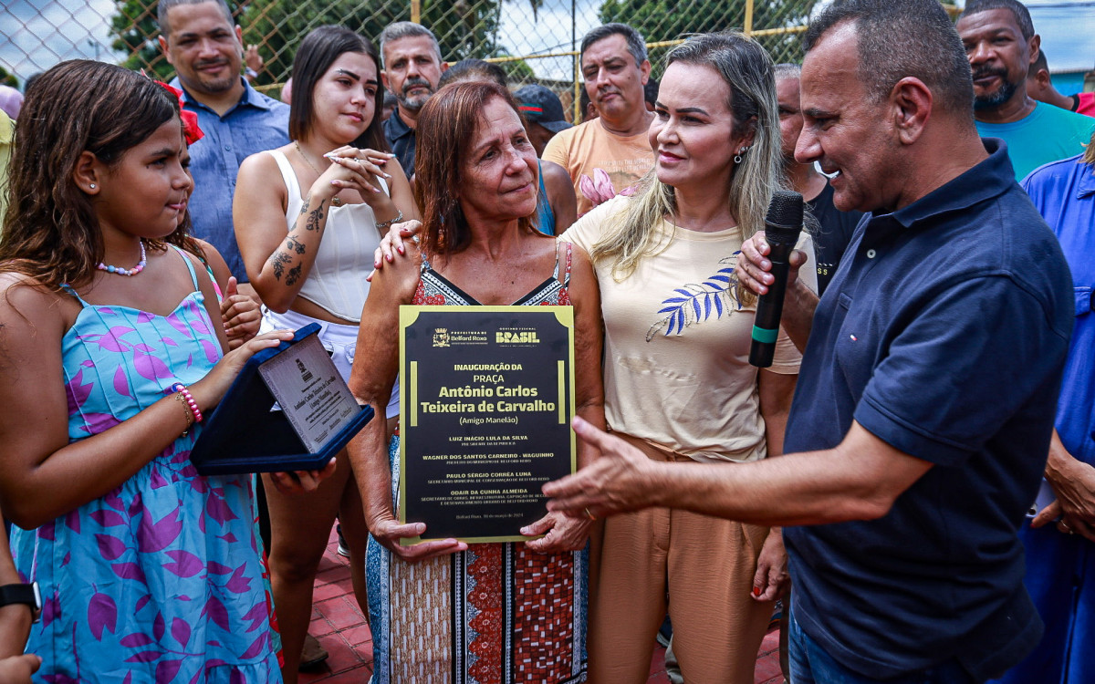 O prefeito Waguinho entregou a placa à viúva dona Elza e enfatizou as melhorias de infraestrutura que beneficiam a região