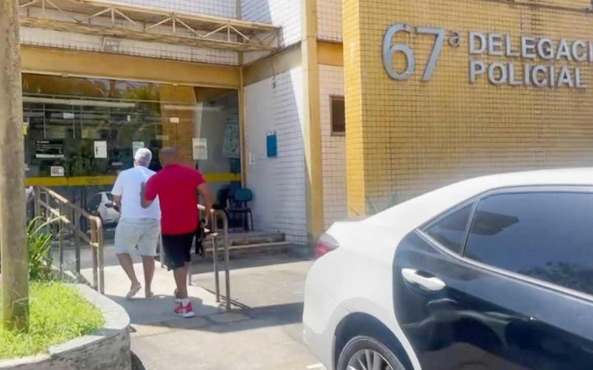 Momento em que Carlos Eduardo Mosso chega a 67ª DP, de Guapimirim