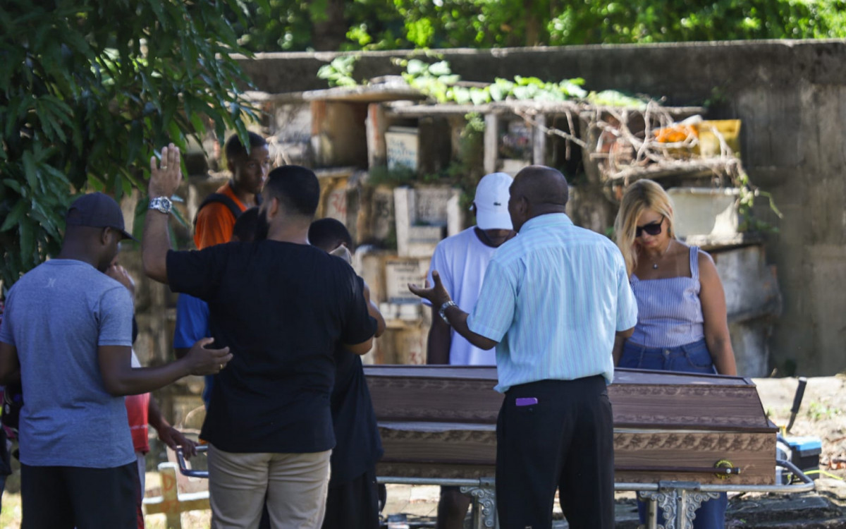 Familiares e amigos se despediram nesta sexta-feira (15) de Dirlene Corrêa de Olivetti