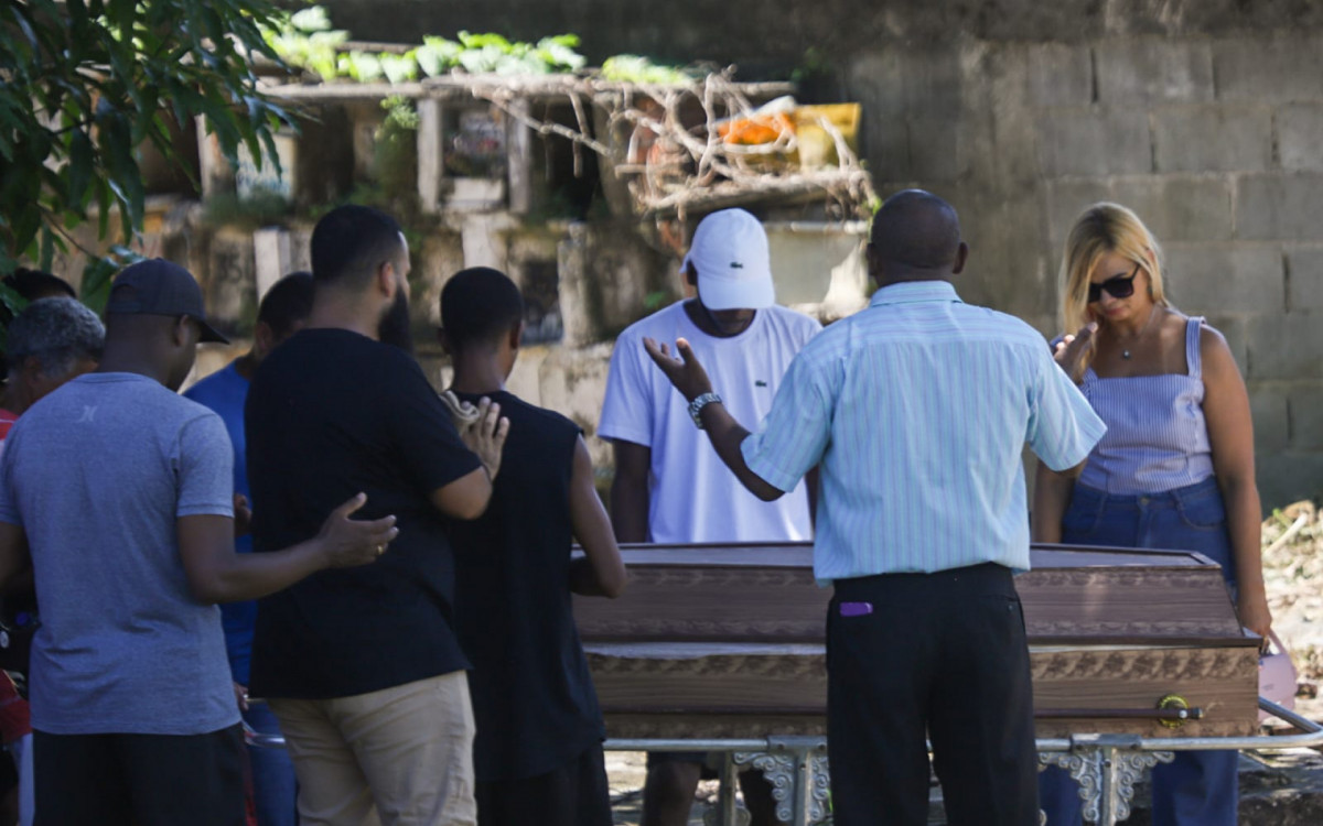 Familiares e amigos se despediram nesta sexta-feira (15) de Dirlene Corrêa de Olivetti