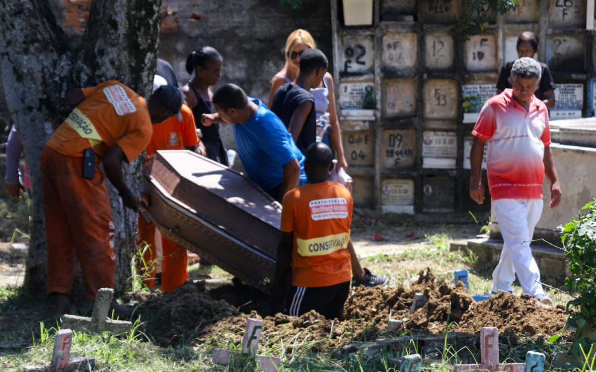 Familiares e amigos se despediram nesta sexta-feira (15) de Dirlene Corrêa de Olivetti