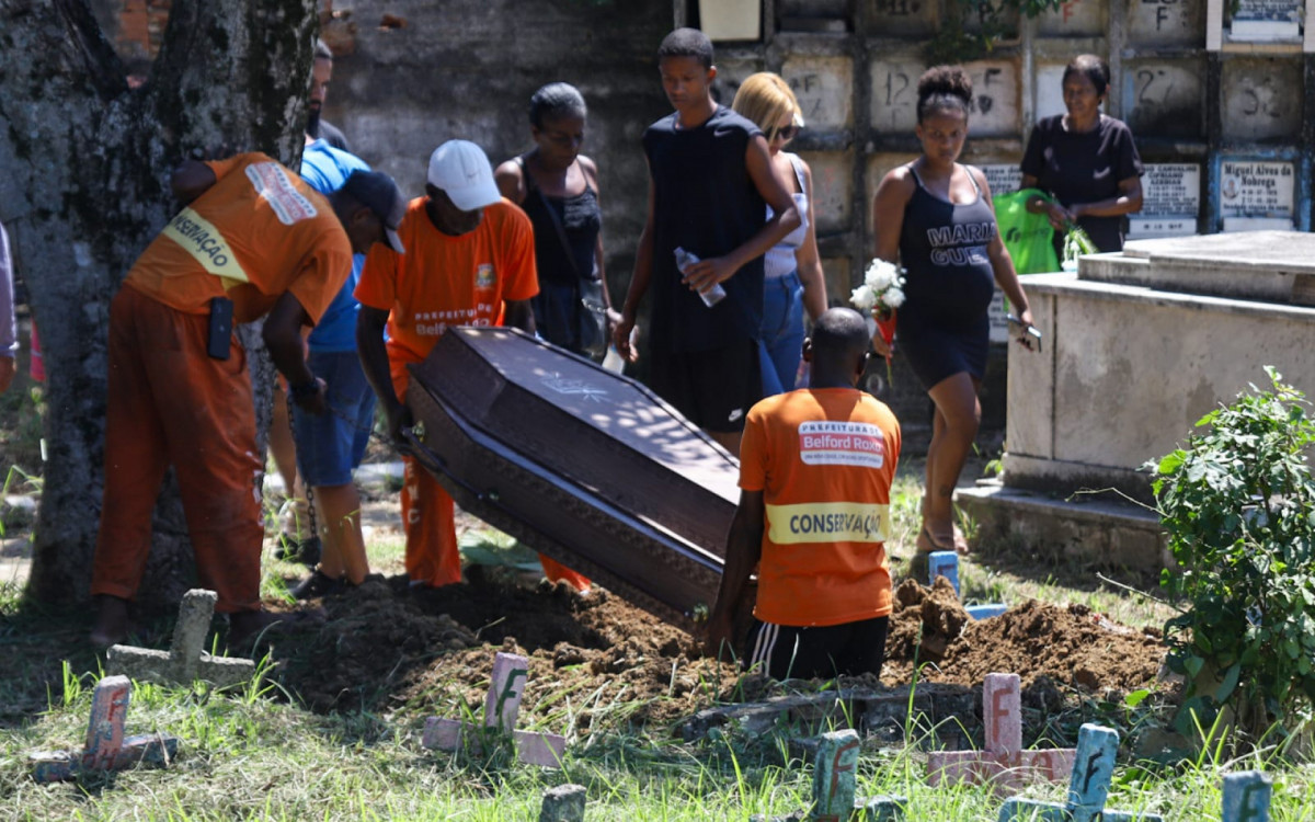Familiares e amigos se despediram nesta sexta-feira (15) de Dirlene Corrêa de Olivetti