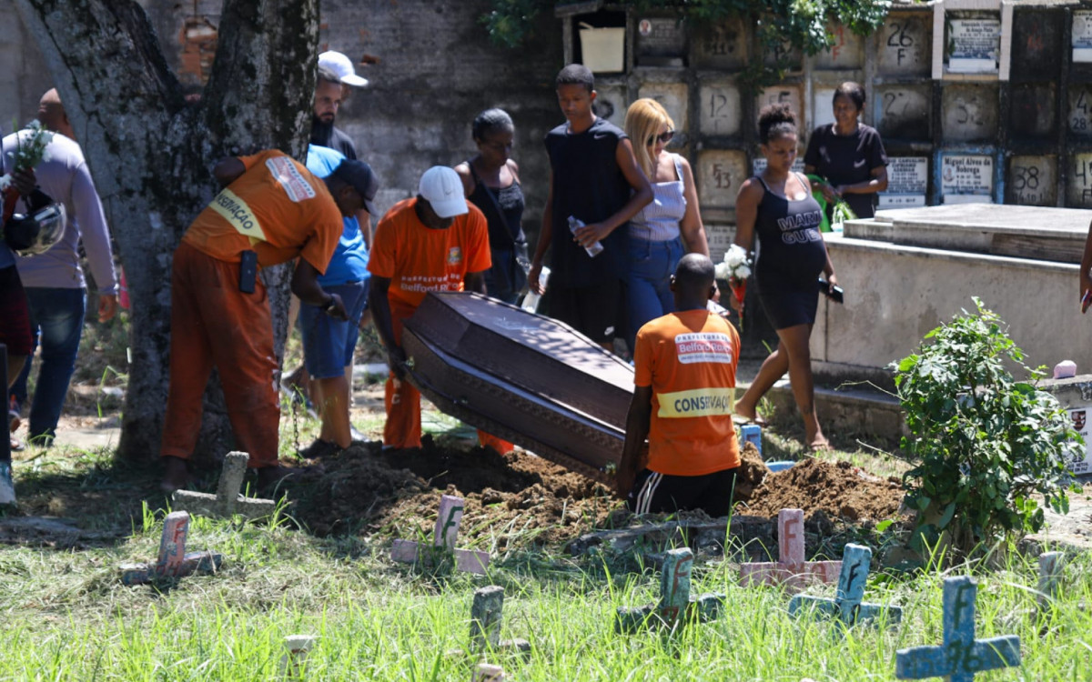 Familiares e amigos se despediram nesta sexta-feira (15) de Dirlene Corrêa de Olivetti