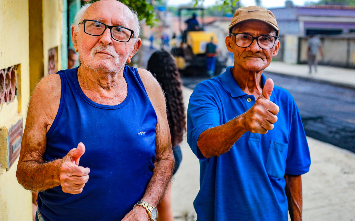 Os moradores João Cordeiro e João Francisco Filho celebraram a chegada das benfeitorias