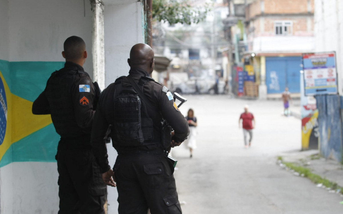 Na ação, três suspeitos foram detidos e barricadas removidas