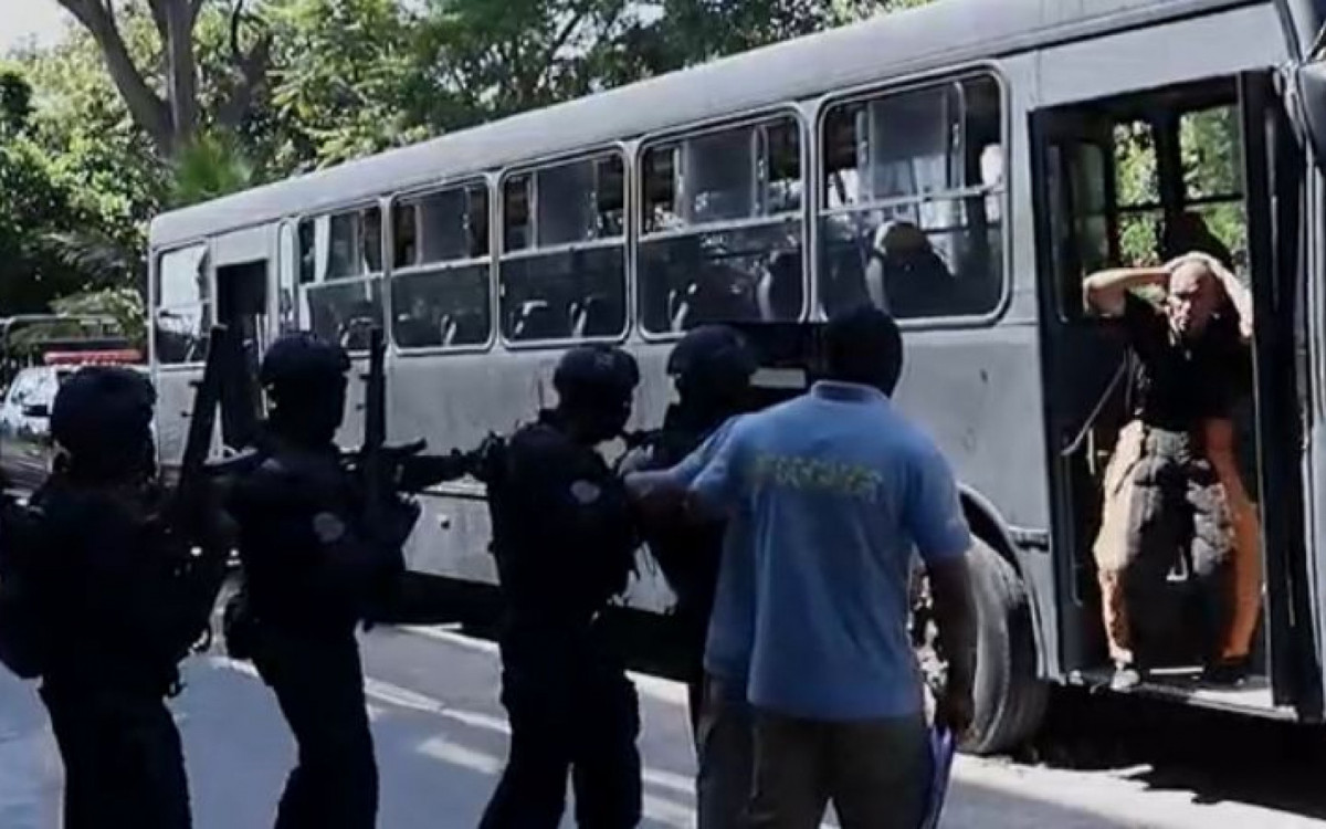No treinamento, militares mostraram t&eacute;cnicas de abordagem do policial negociador com o sequestrador  - Divulga&ccedil;&atilde;o PM