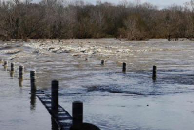 Tempestade Mônica deixa oito mortos no sul da França