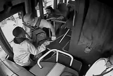 Vídeo: passageiro morto em assalto a ônibus na Avenida Brasil tentou desarmar bandido