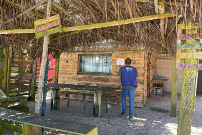 Inea vistoria e notifica quiosques irregulares em Arraial do Cabo