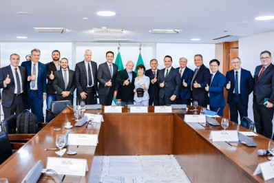 Lula diz que falou sobre transição energética com setor automotivo e destaca 'virada' no ramo