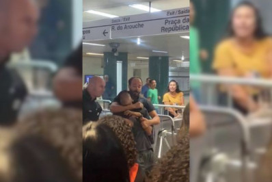 Segurança do Metrô de SP aplica golpe 'mata leão' e desmaia homem negro na Estação República