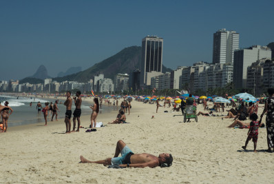 Banhistas curtem praias da Zona Sul na última sexta-feira do verão