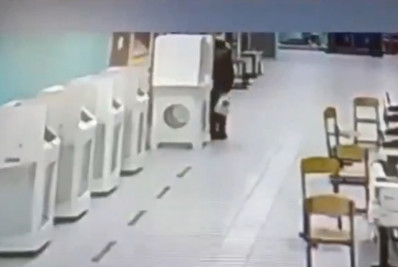 Mulher põe fogo em cabine de votação em Moscou; veja vídeo
