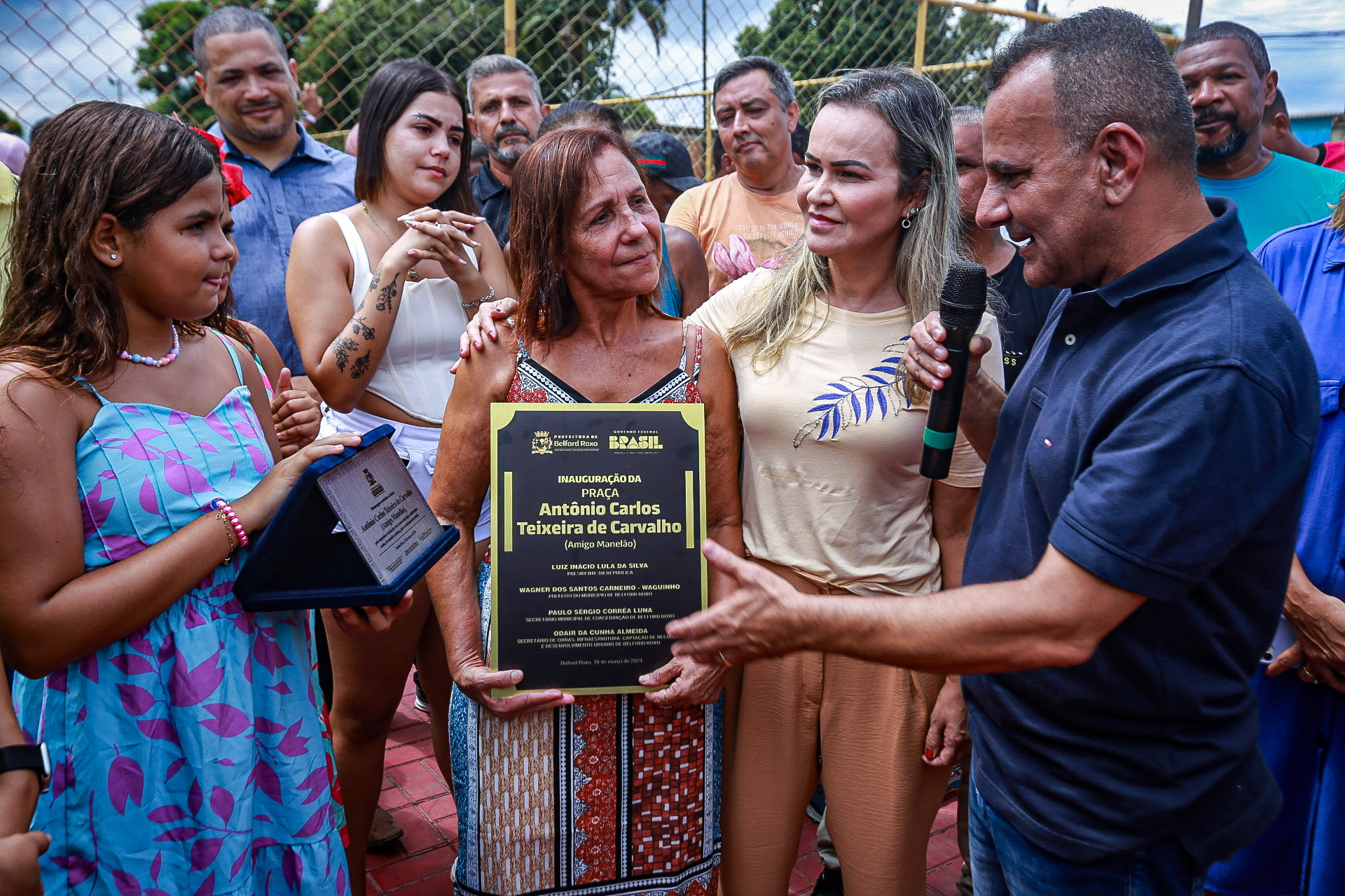 O prefeito Waguinho entregou a placa &agrave; vi&uacute;va dona Elza e enfatizou as melhorias de infraestrutura que beneficiam a regi&atilde;o - Rafael Barreto / PMBR