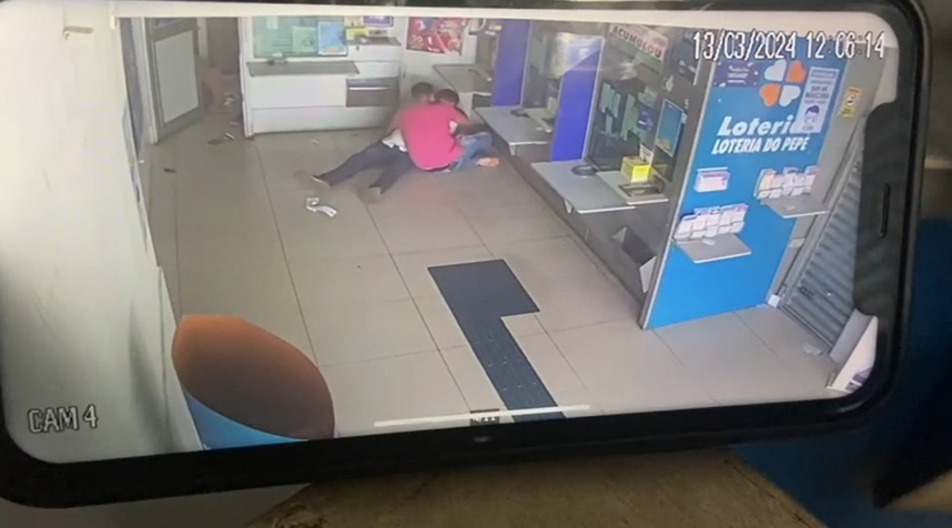 Momento em que o filho socorre o pai baleado após assalto em lotérica no Piauí - Reprodução