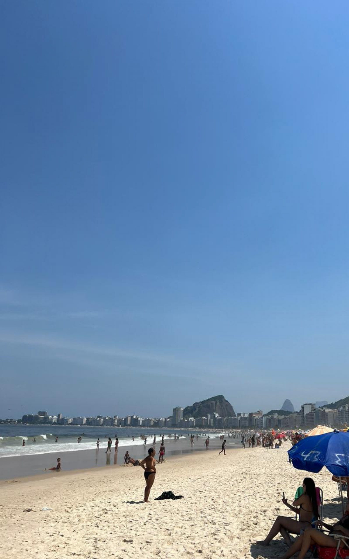 Cariocas aproveitaram a Praia do Leme neste sábado (16) - @maarciomota