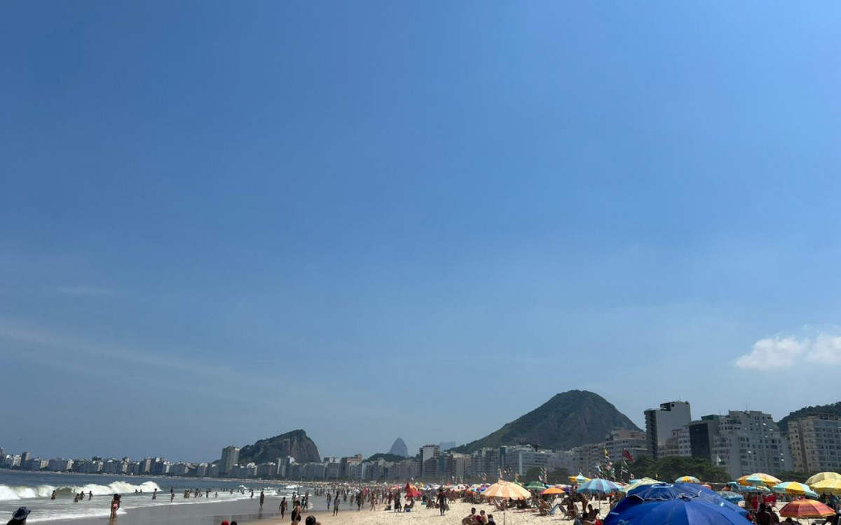 Cariocas aproveitaram a Praia do Leme neste sábado (16) - @maarciomota