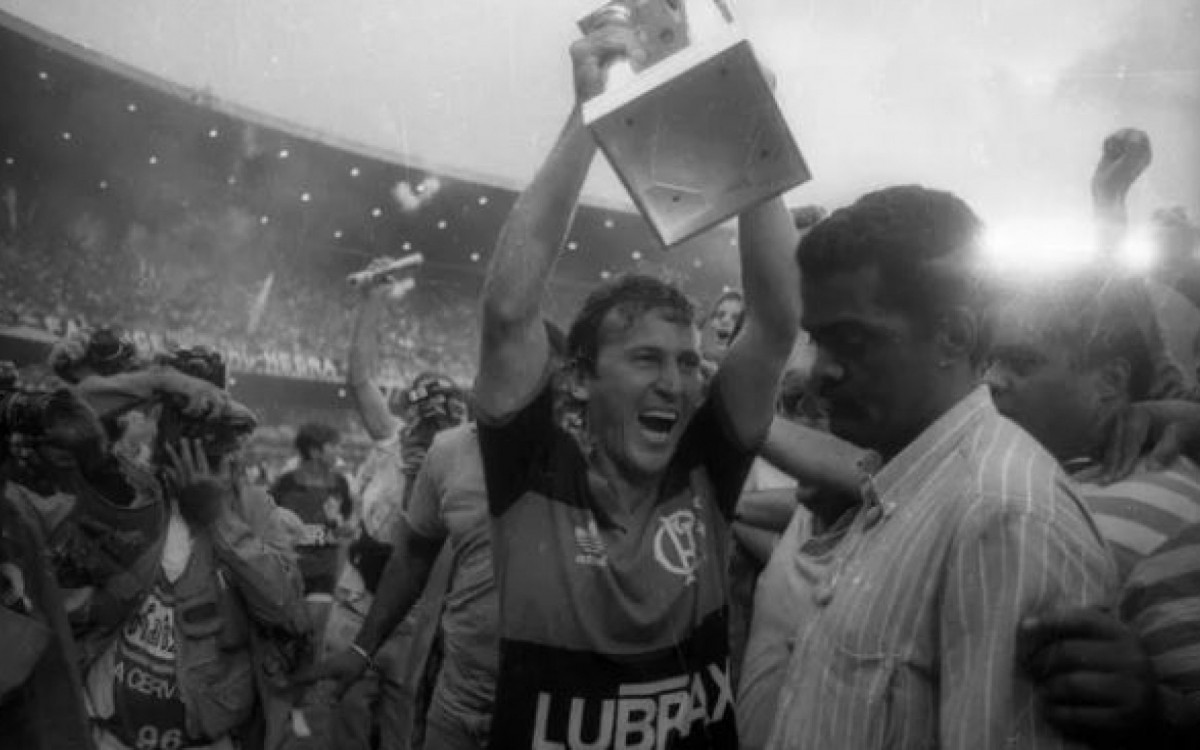 Zico ergue o troféu da Copa União, em 1987, no Maracanã
