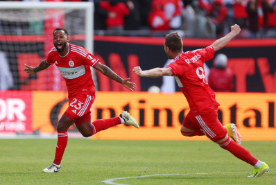 Vento ajuda, e jogador faz o gol da vitória com chute do campo de defesa