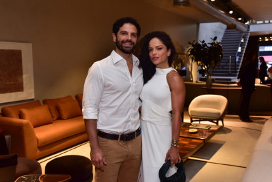 Duda Nagle faz primeira aparição pública com a namorada e a beija em evento