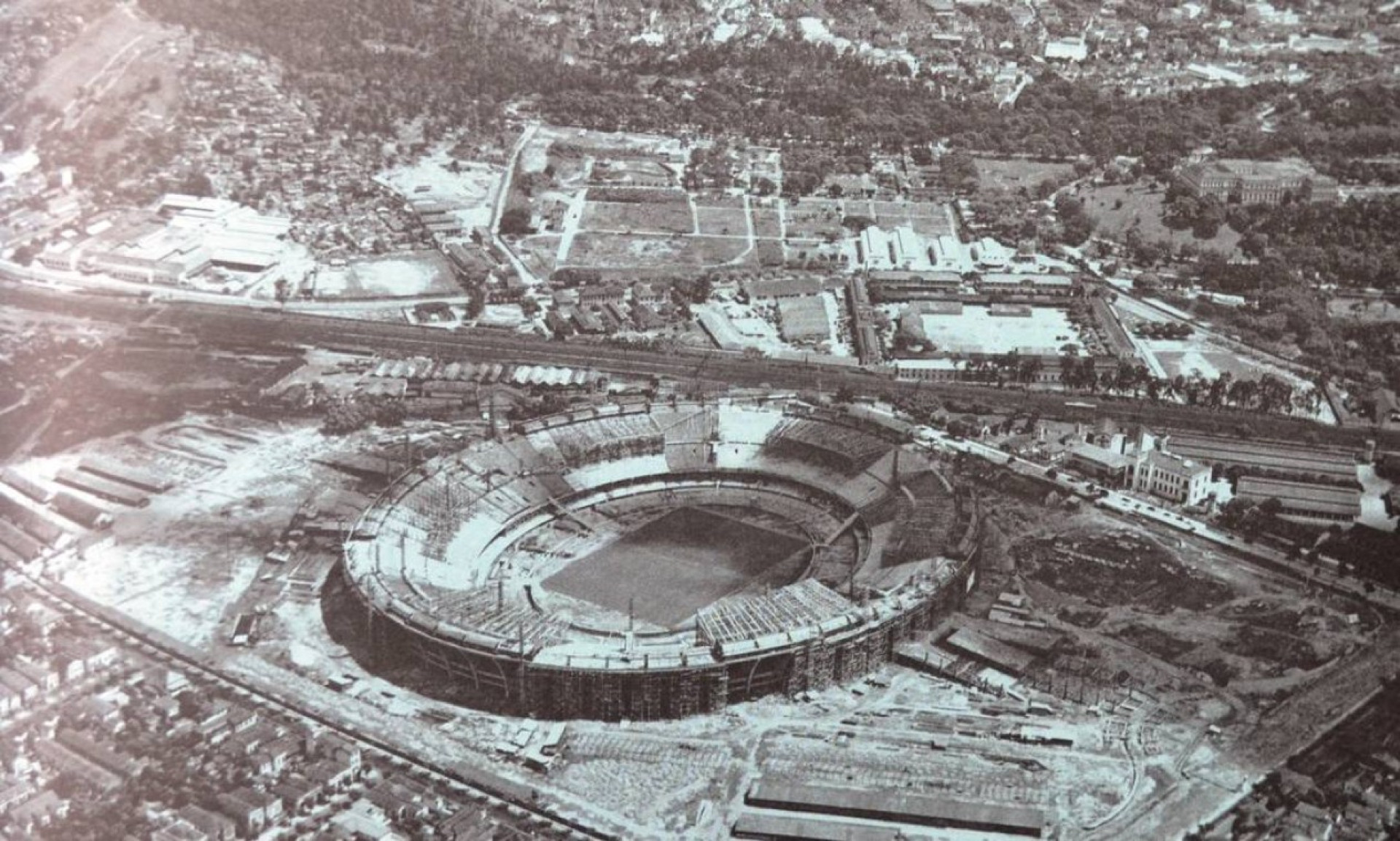 O projeto batizado de "Est&aacute;dio Nacional" s&oacute; foi inaugurado em 16 de junho de 1950. A obra do Maracan&atilde;, que come&ccedil;ou em 20 de janeiro de 1948, durou um ano, dez meses e seis dias  - Foto: Arquivo / Ag&ecirc;ncia O Globo