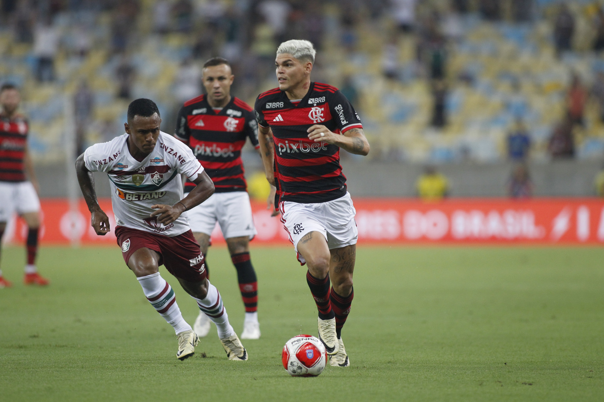 Lance do jogo entre Flamengo e Fluminense - Reginaldo Pimenta / Agencia O Dia