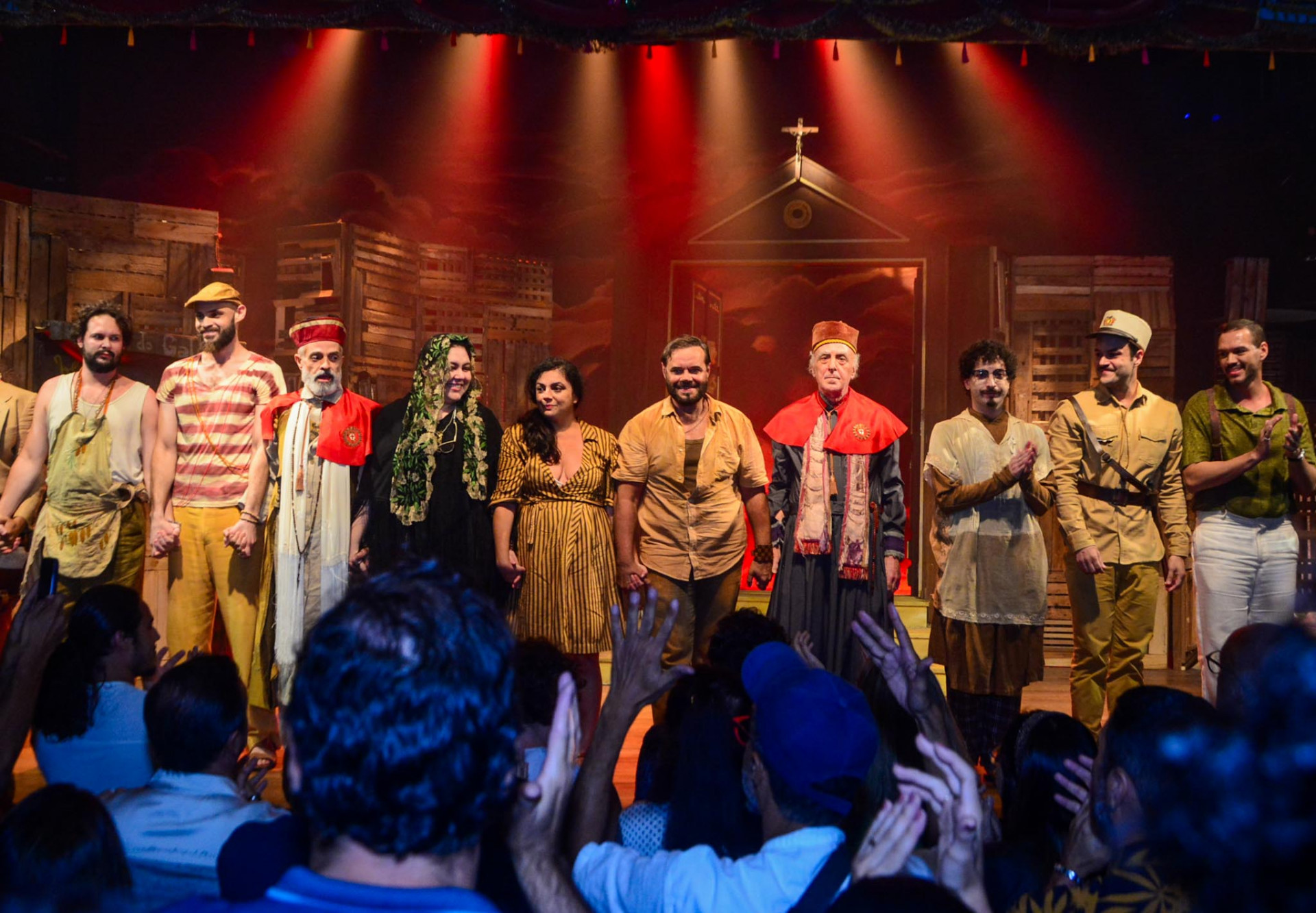 Diogo Vilela e elenco na estreia da peça O Pagador de Promessas, de Dias Gomes - Webert Belicio/ Agnews