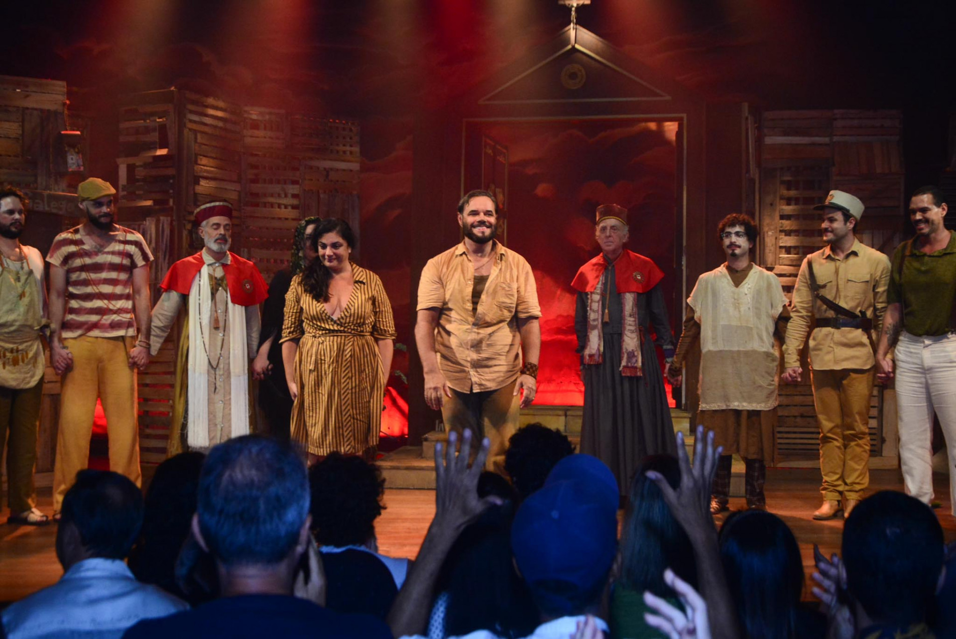 Diogo Vilela e elenco na estreia da peça O Pagador de Promessas, de Dias Gomes - Webert Belicio/ Agnews