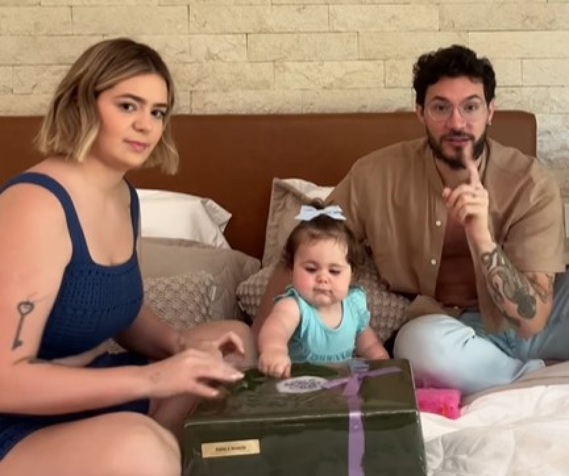 Viih Tube e Eliezer mostram o convite de aniversário de 1 ano da filha - Reprodução / Instagram