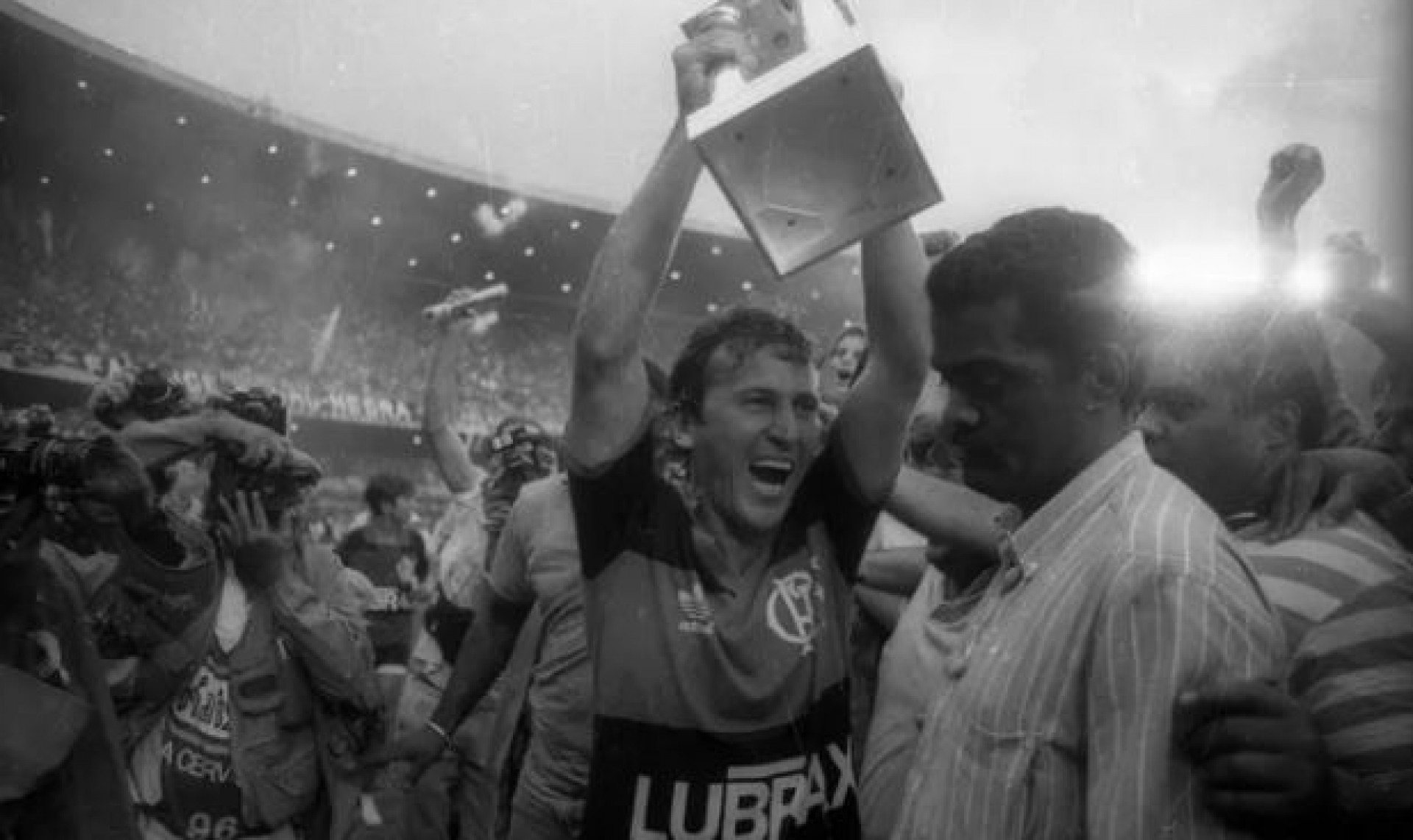 Zico ergue o troféu da Copa União, em 1987, no Maracanã - Foto de Guilherme Pinto/Agência O GLOBO