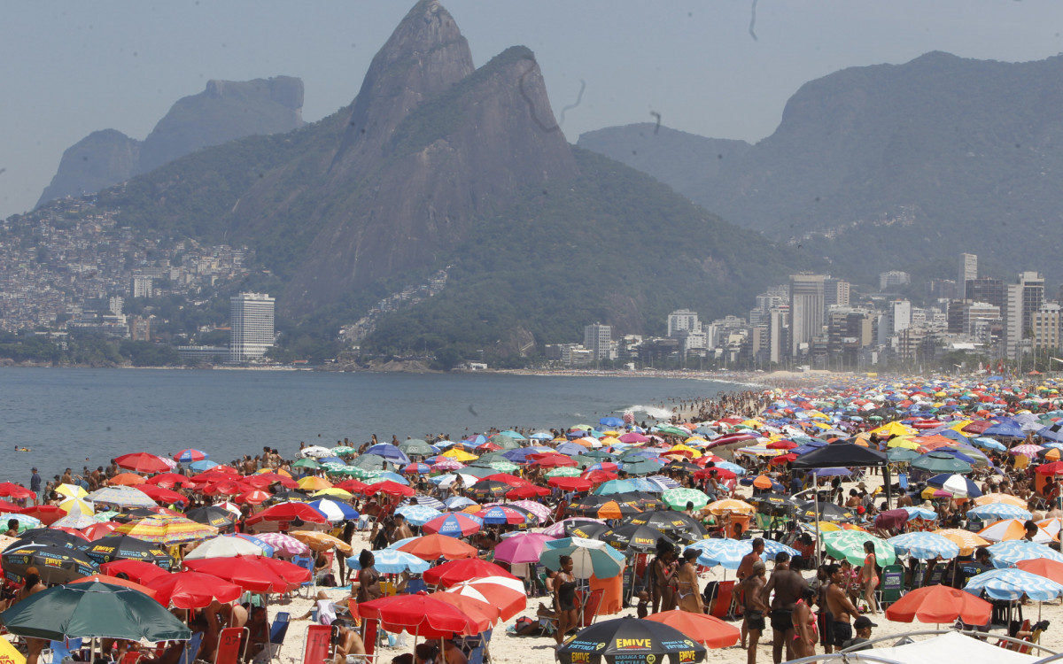 Movimentação na Praia de Ipanema, na Zona Sul do Rio de Janeiro, neste domingo (17).