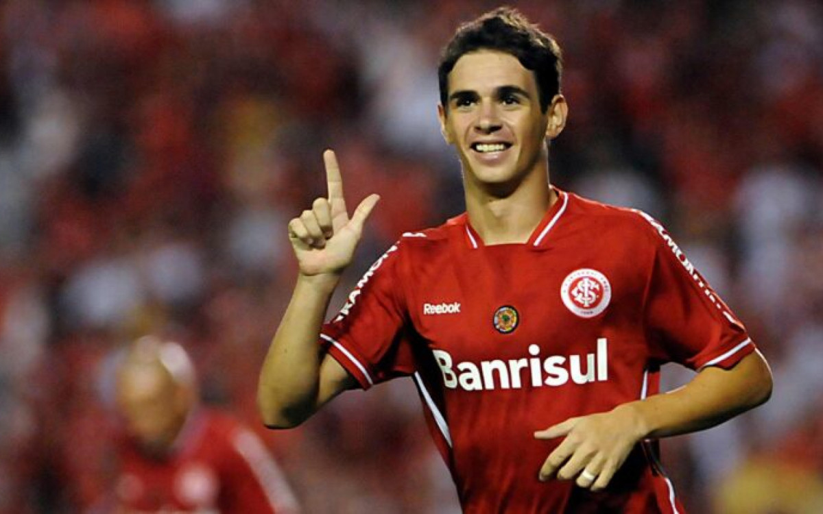 Oscar com a camisa do Inter