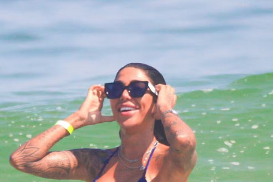 Dhiovanna Barbosa, irmã de Gabigol, aproveita dia de praia no Rio