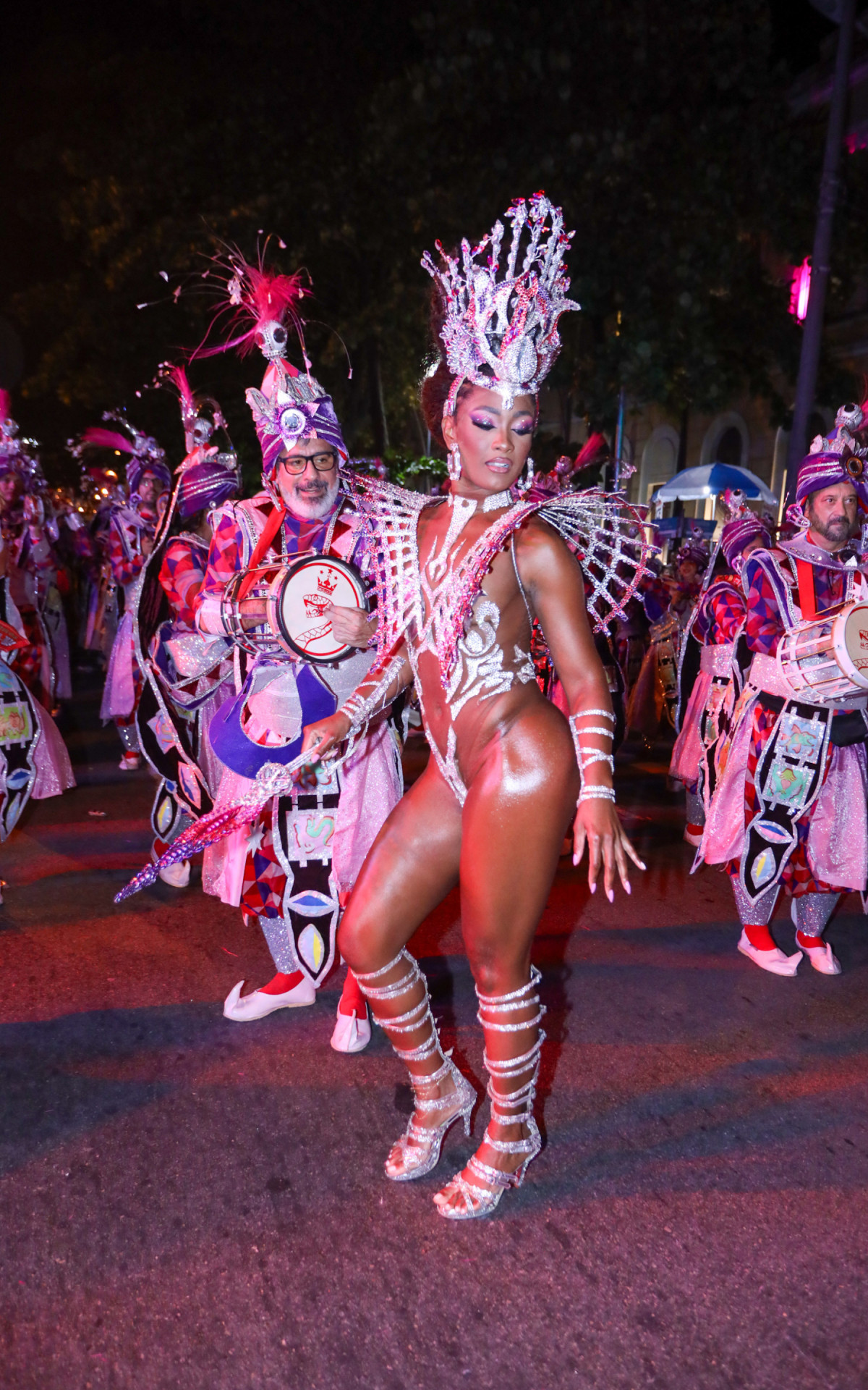 Erika Januza participa de desfile da Viradouro em Niterói