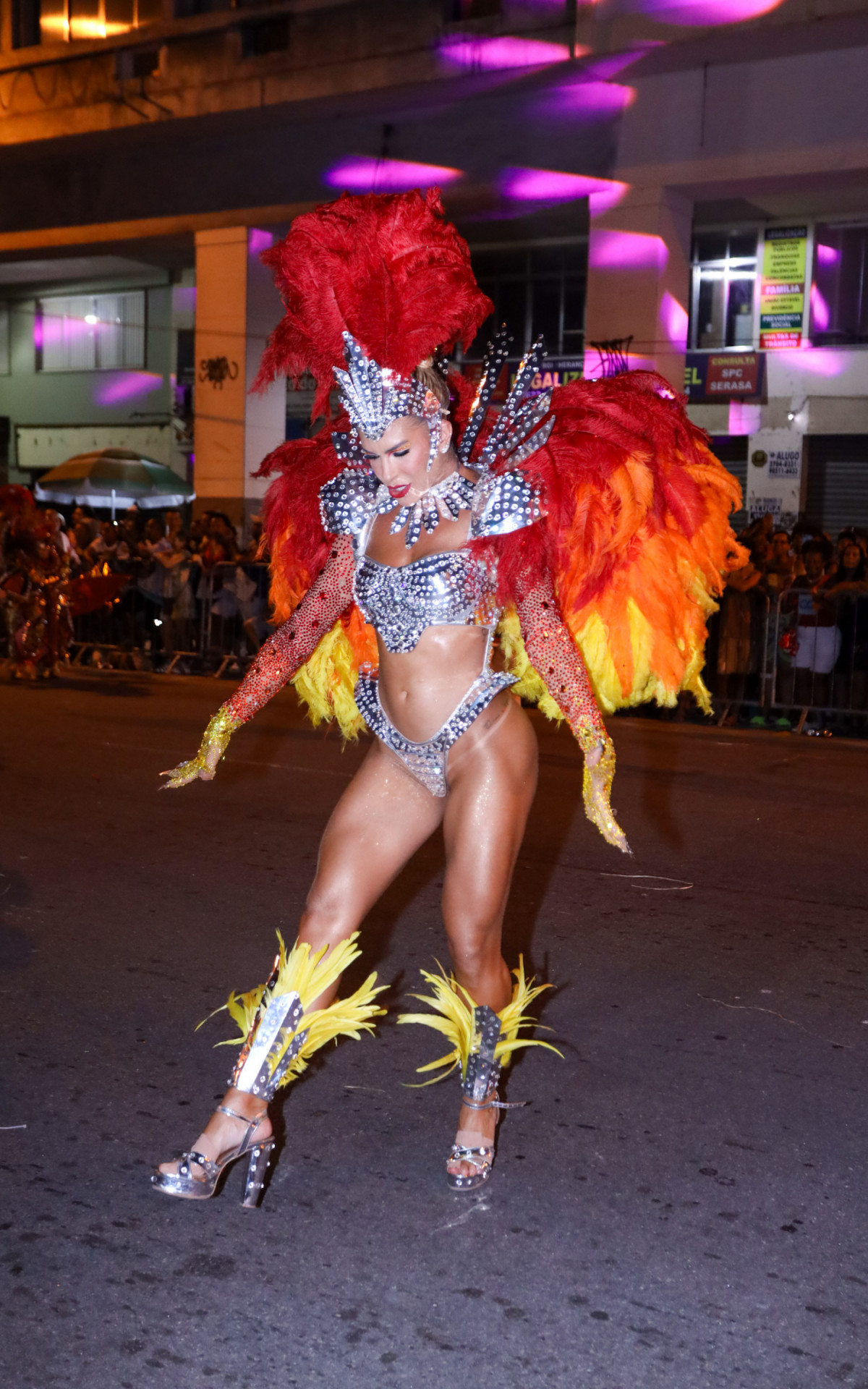 Lore Improta participa de desfile da Viradouro em Niterói