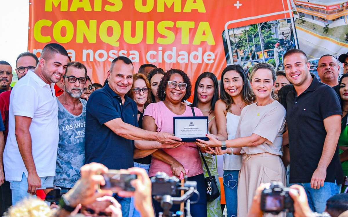 Prefeito Waguinho e deputada Daniela do Waguinho entrega placa a familiares de José Hamilton Lomar