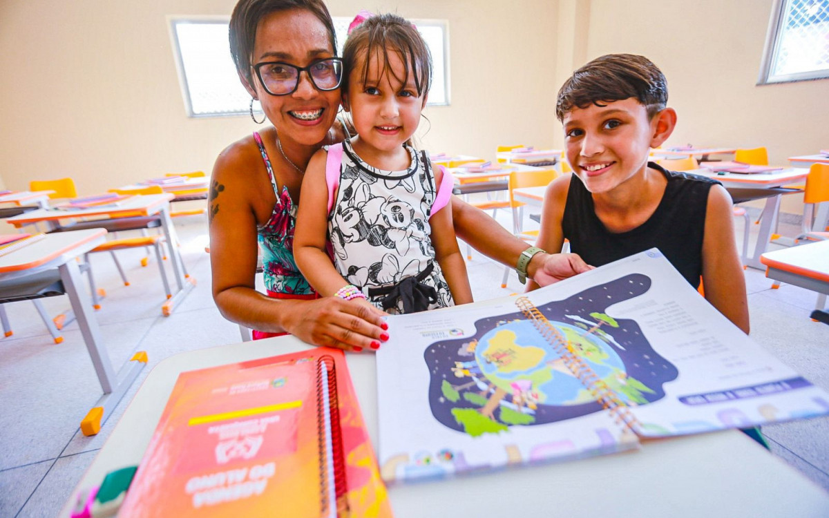 A moradora do Parque Suécia, Alessandra Viegas, ficou feliz porque os filhos Amanda e Arthur irão estudar na nova escola