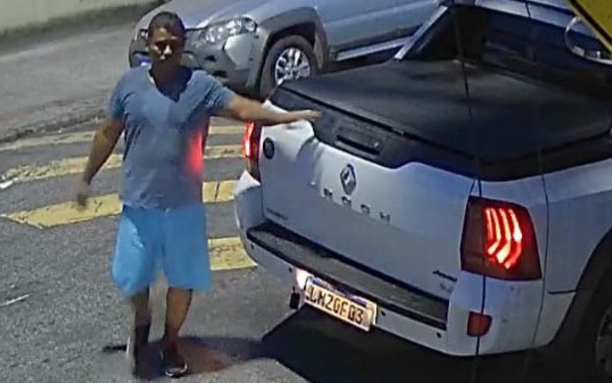 Câmera de segurança flagrou homem que jogou cachorro no lixo