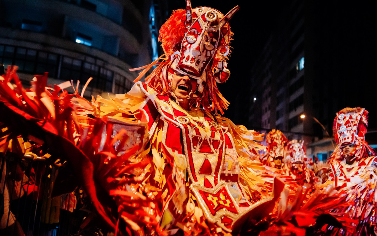 Parte dos componentes desfilou com as fantasias do desfile campeão