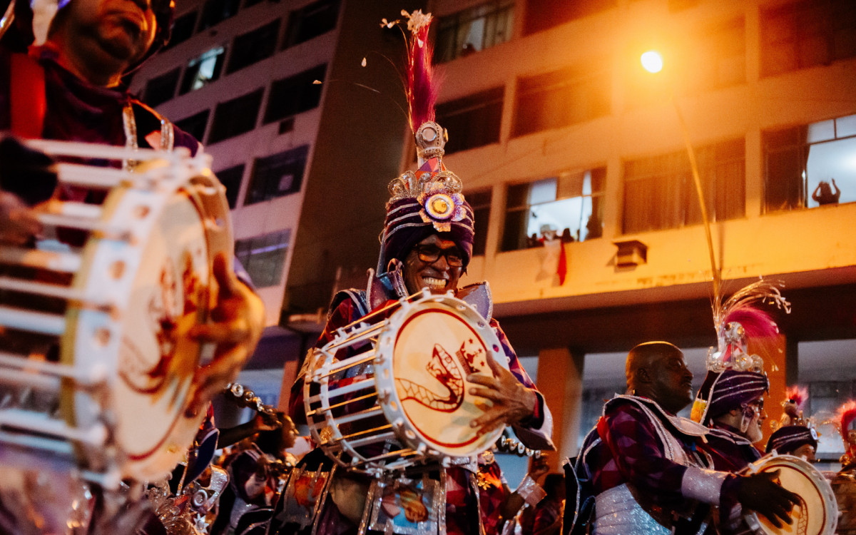 Ritmistas da Viradouro durante desfile da vitória na Avenida Amaral Peixoto