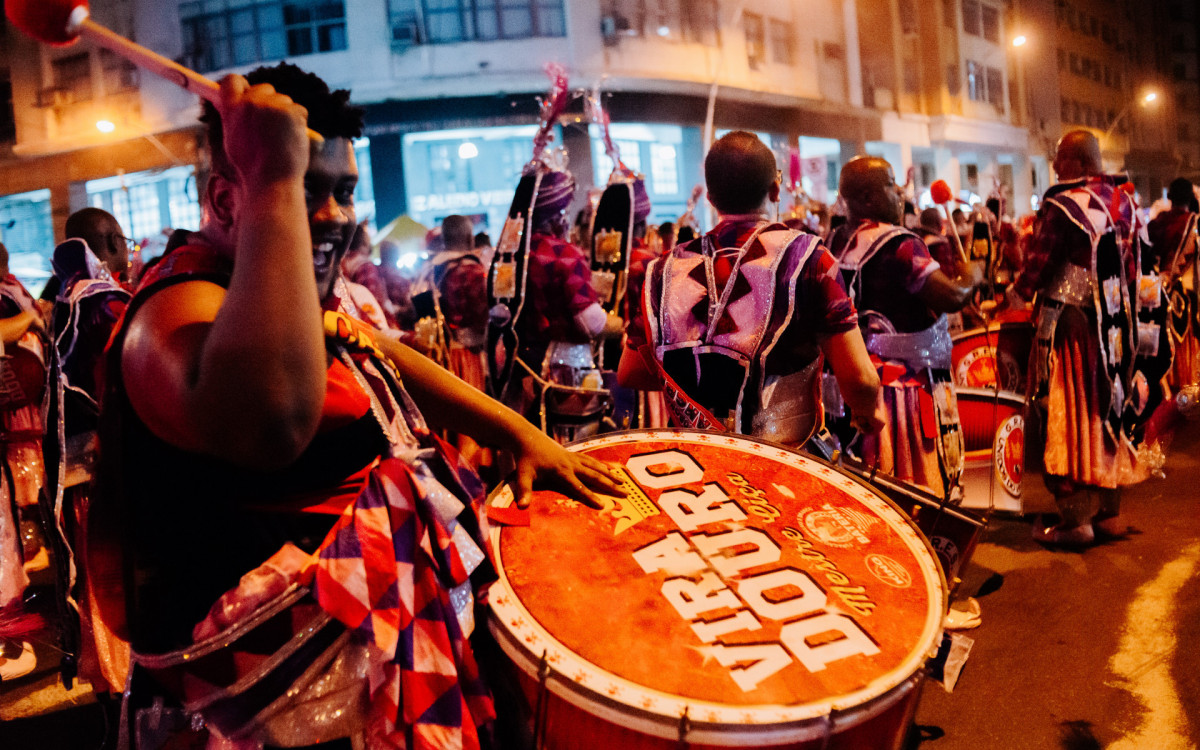 Bateria do mestre Ciça durante desfle na Amaral Peixoto