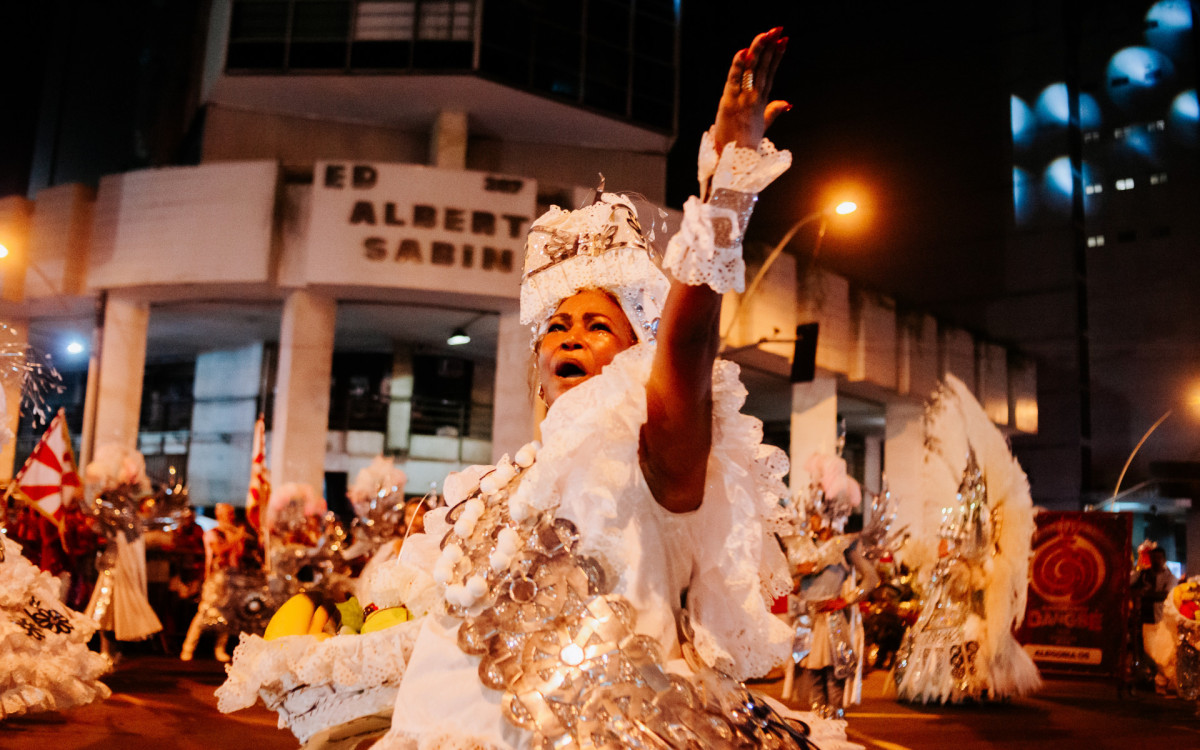 Componente da Viradouro feliz com a comemoração do título do Grupo Especial