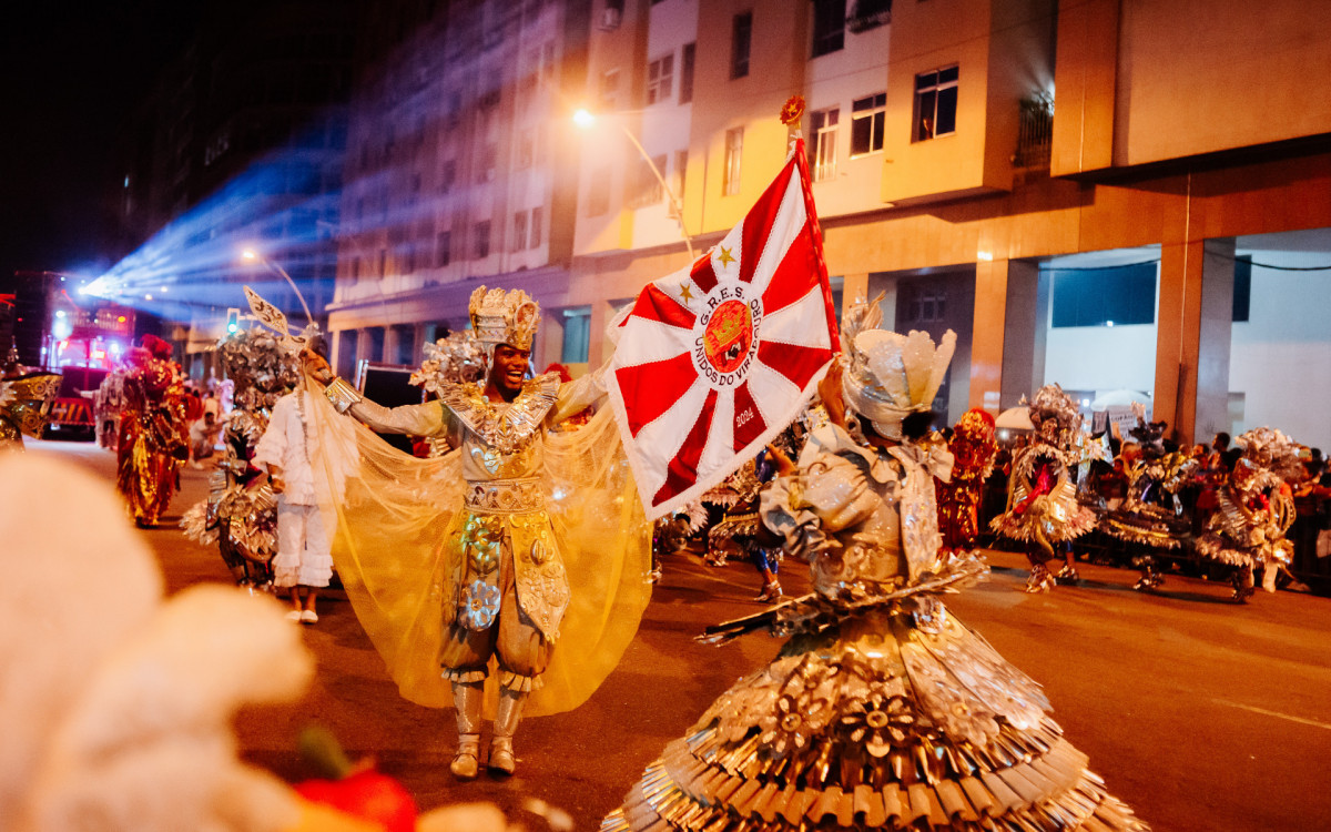 Casal de mestre-sala e porta-bandeira