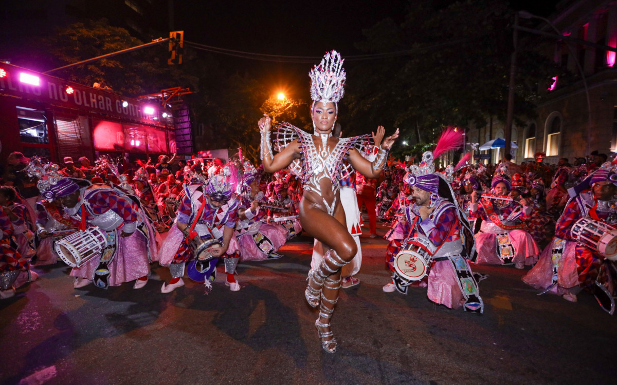 Erika Januza participa de desfile da Viradouro em Niterói