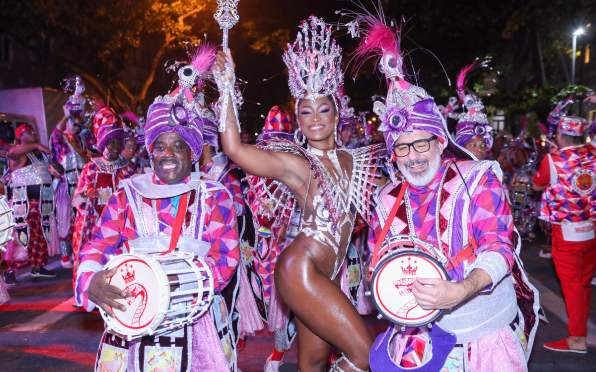 Erika Januza participa de desfile da Viradouro em Niterói